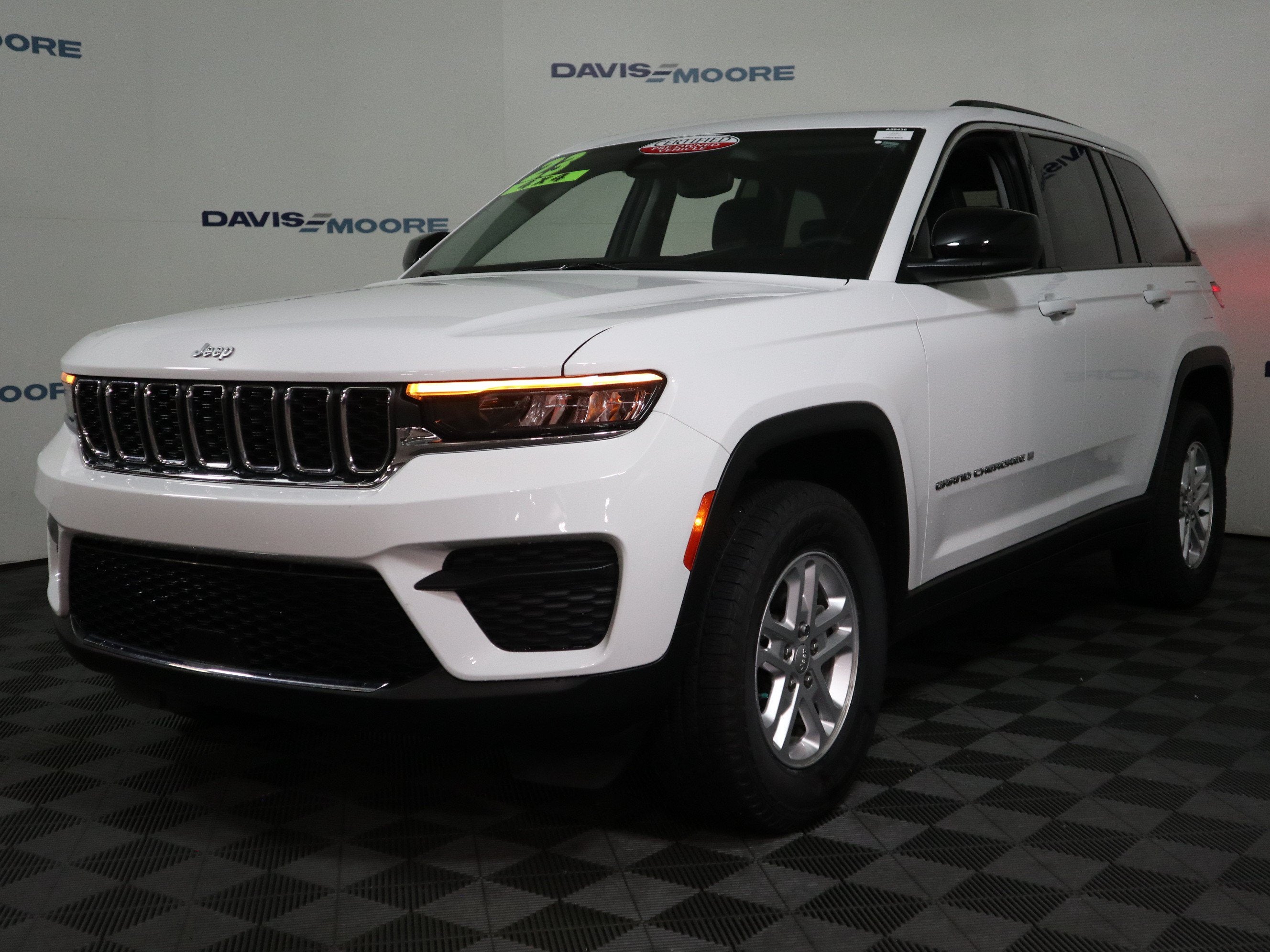 2023 Jeep Grand Cherokee Laredo 4x4