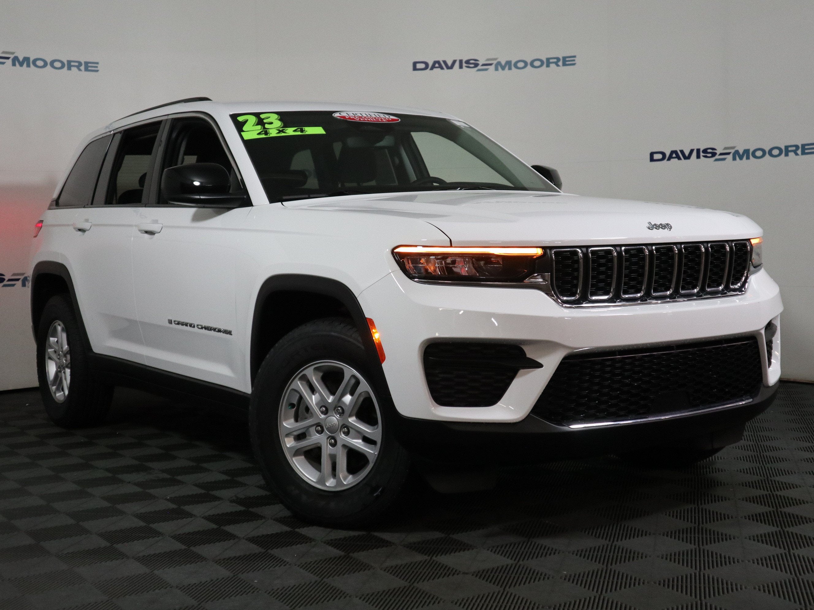 2023 Jeep Grand Cherokee Laredo 4x4