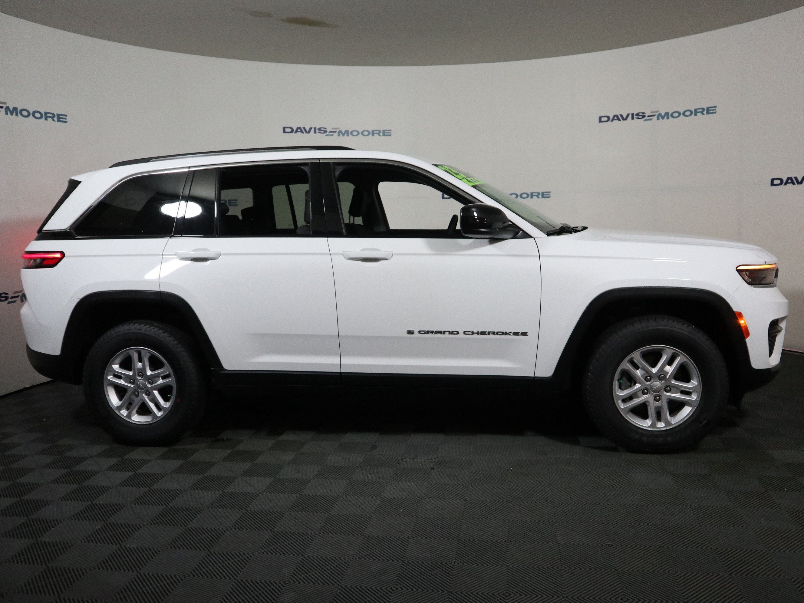 2023 Jeep Grand Cherokee Laredo 4x4