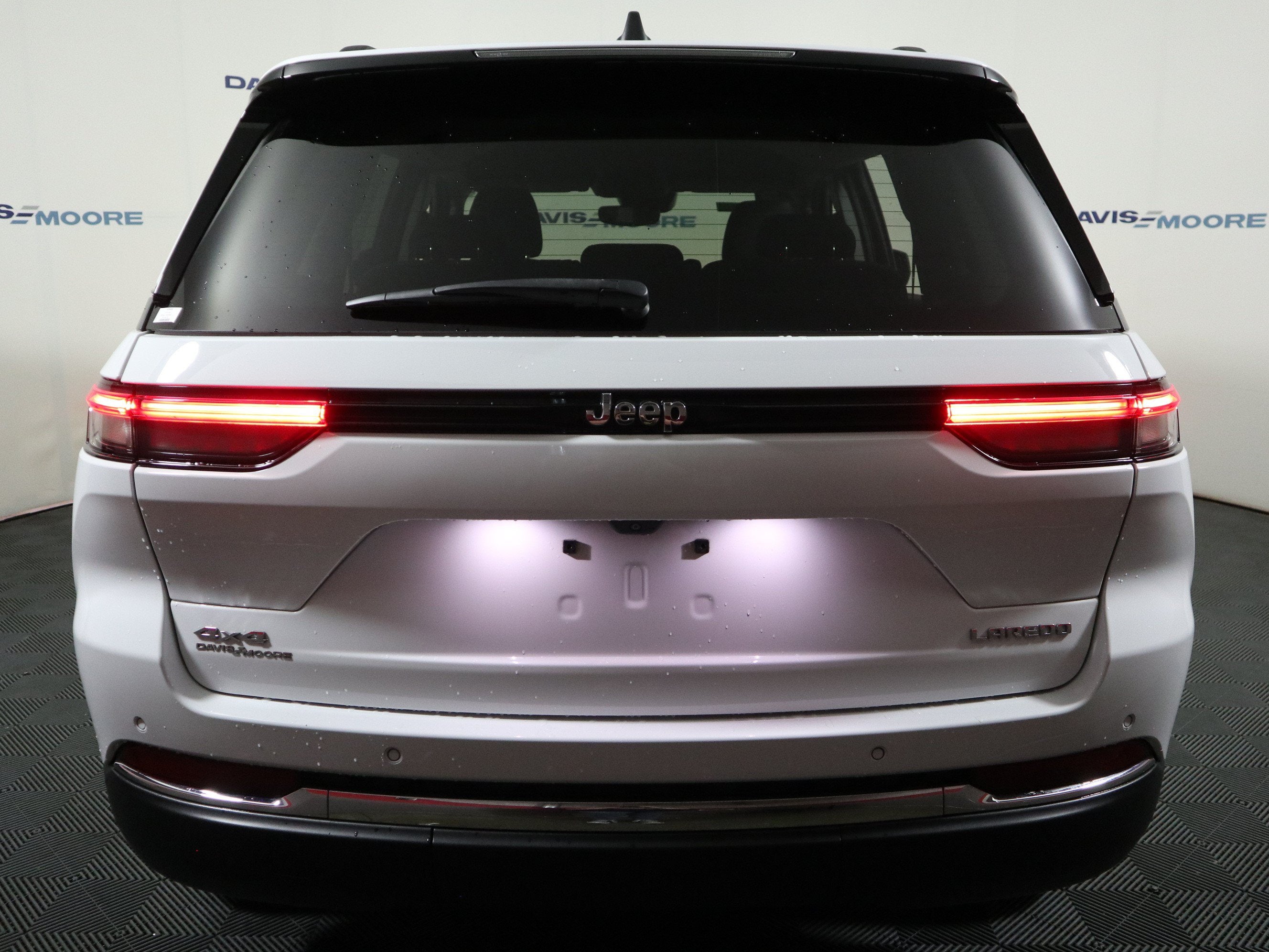 2023 Jeep Grand Cherokee Laredo 4x4
