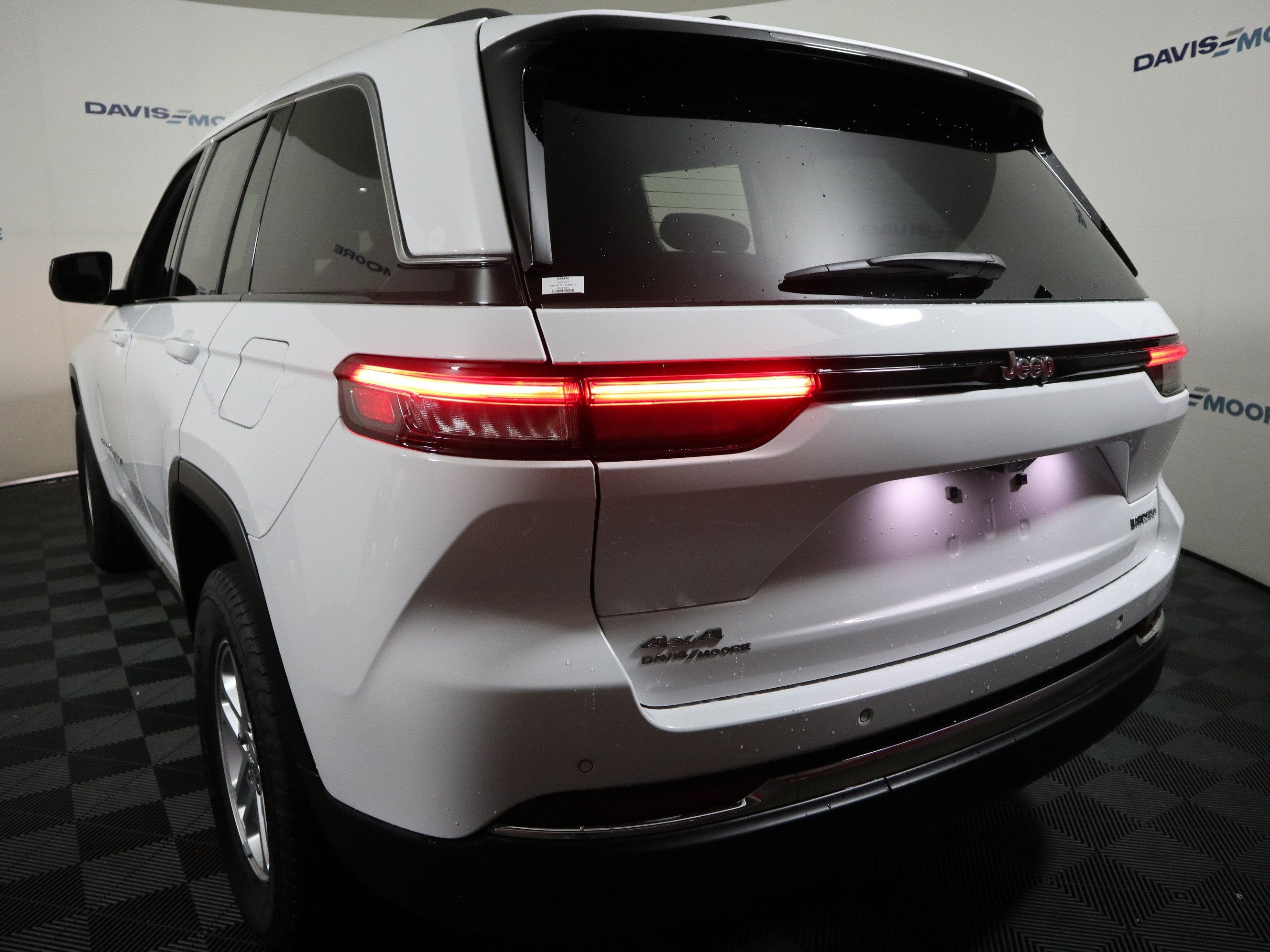 2023 Jeep Grand Cherokee Laredo 4x4