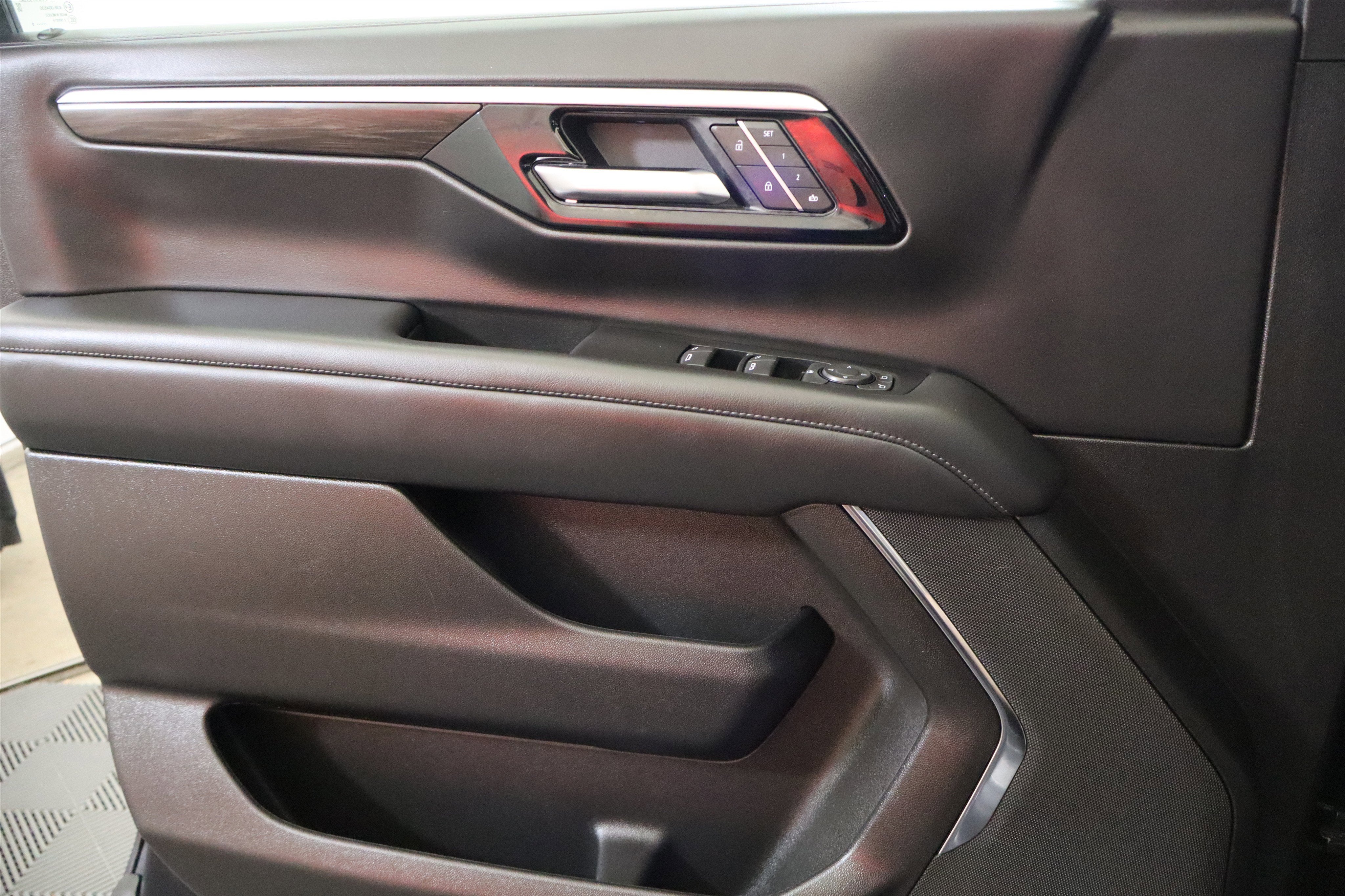 2025 Chevrolet Suburban LT