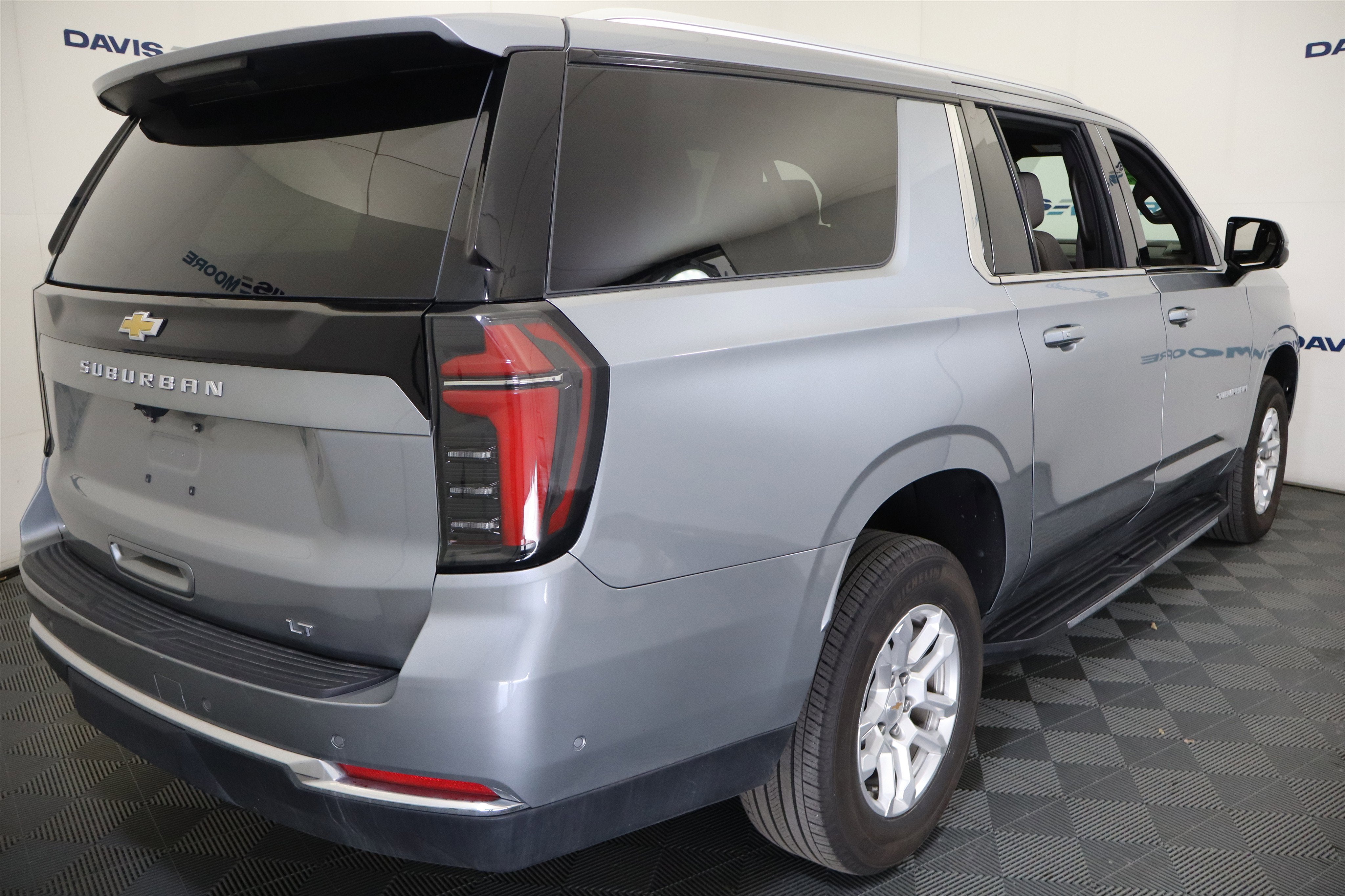 2025 Chevrolet Suburban LT