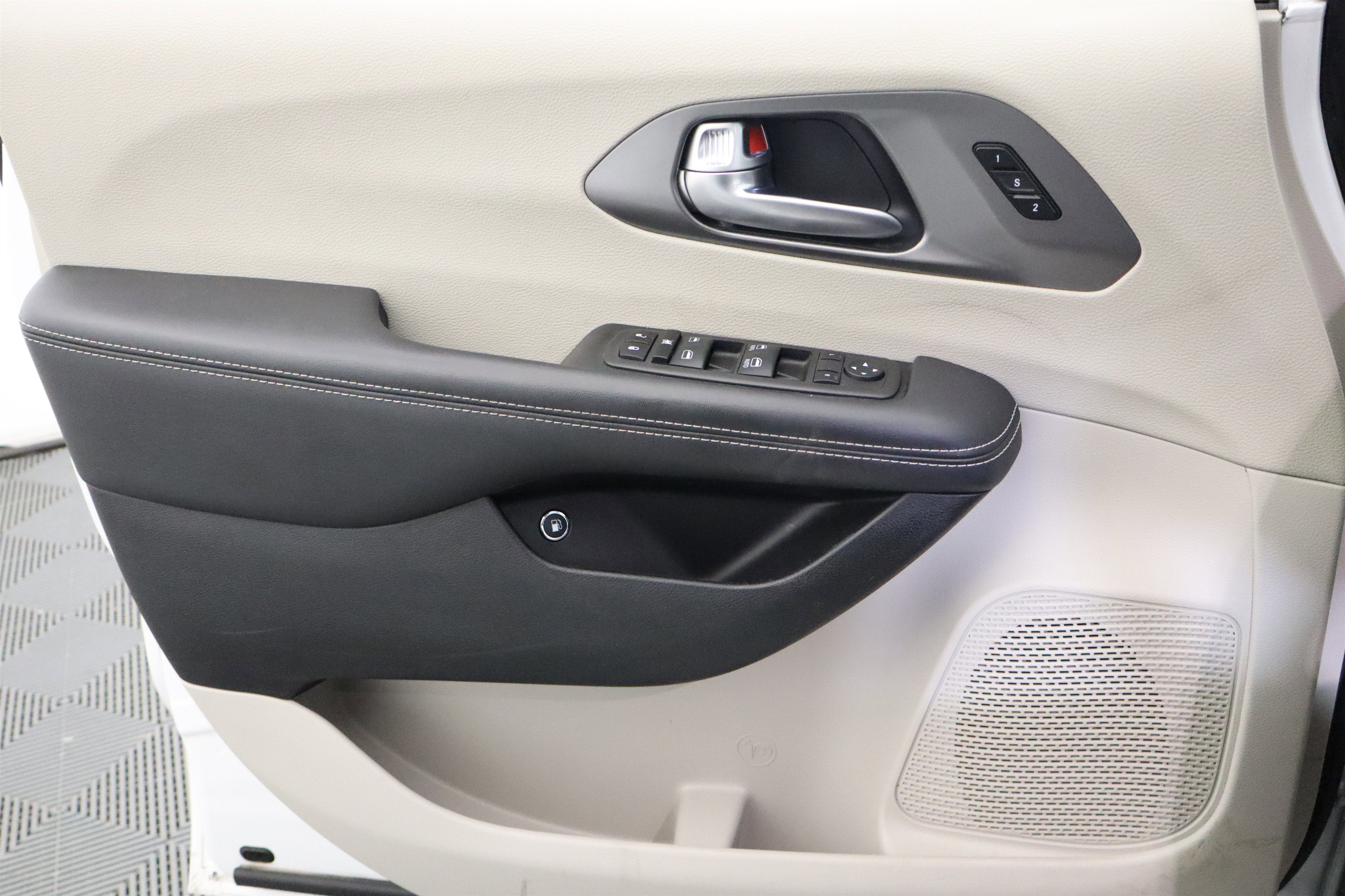 2024 Chrysler Pacifica Hybrid Select