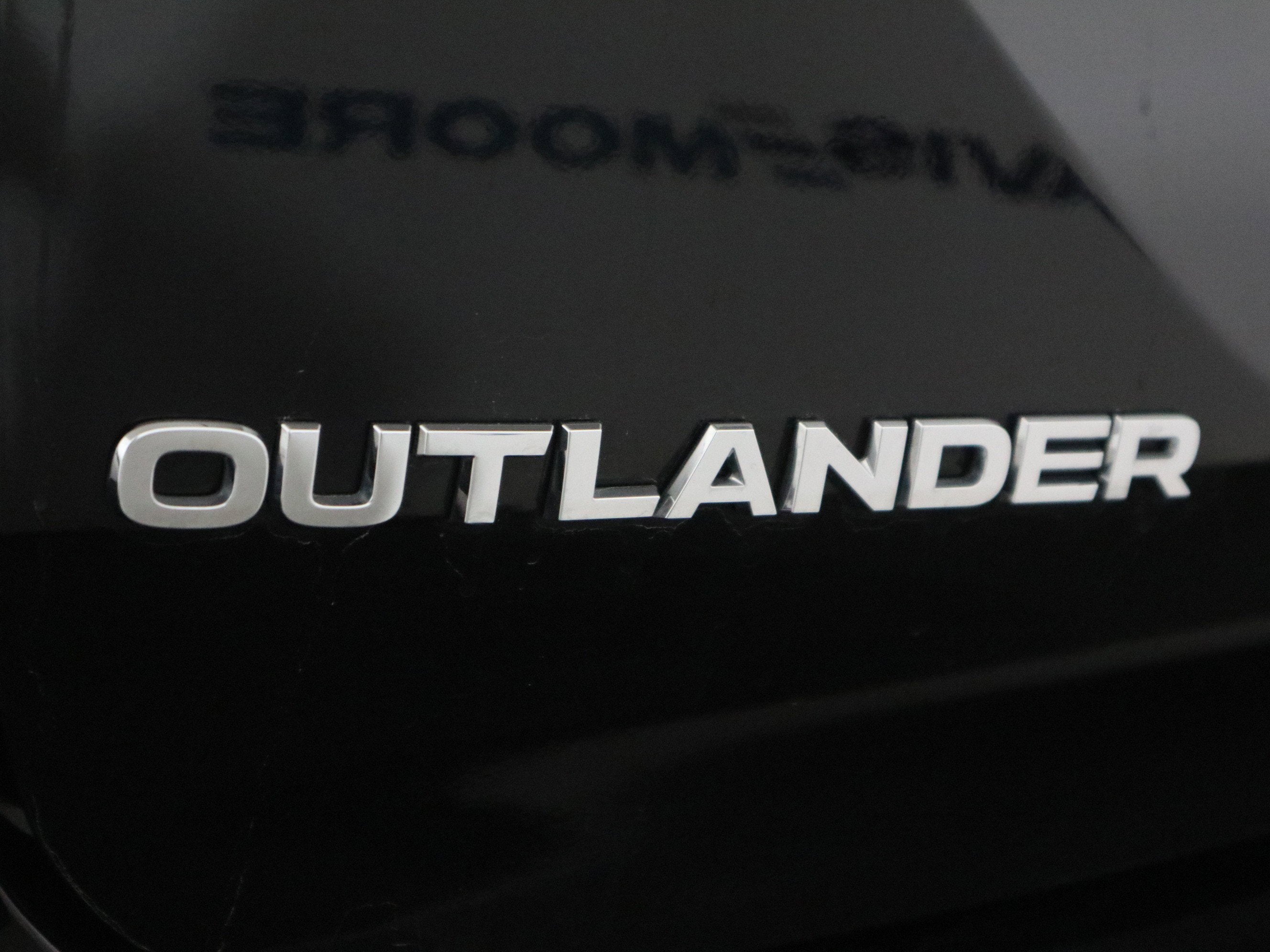 2025 Mitsubishi Outlander ES