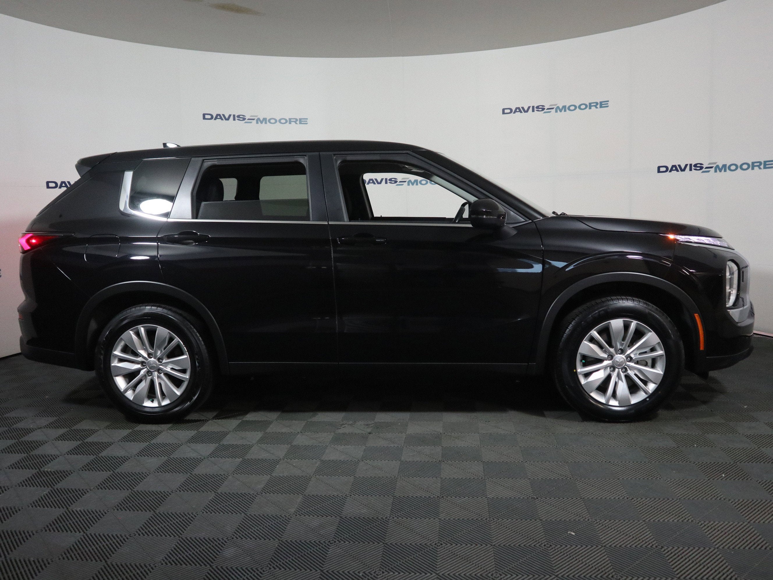 2025 Mitsubishi Outlander ES