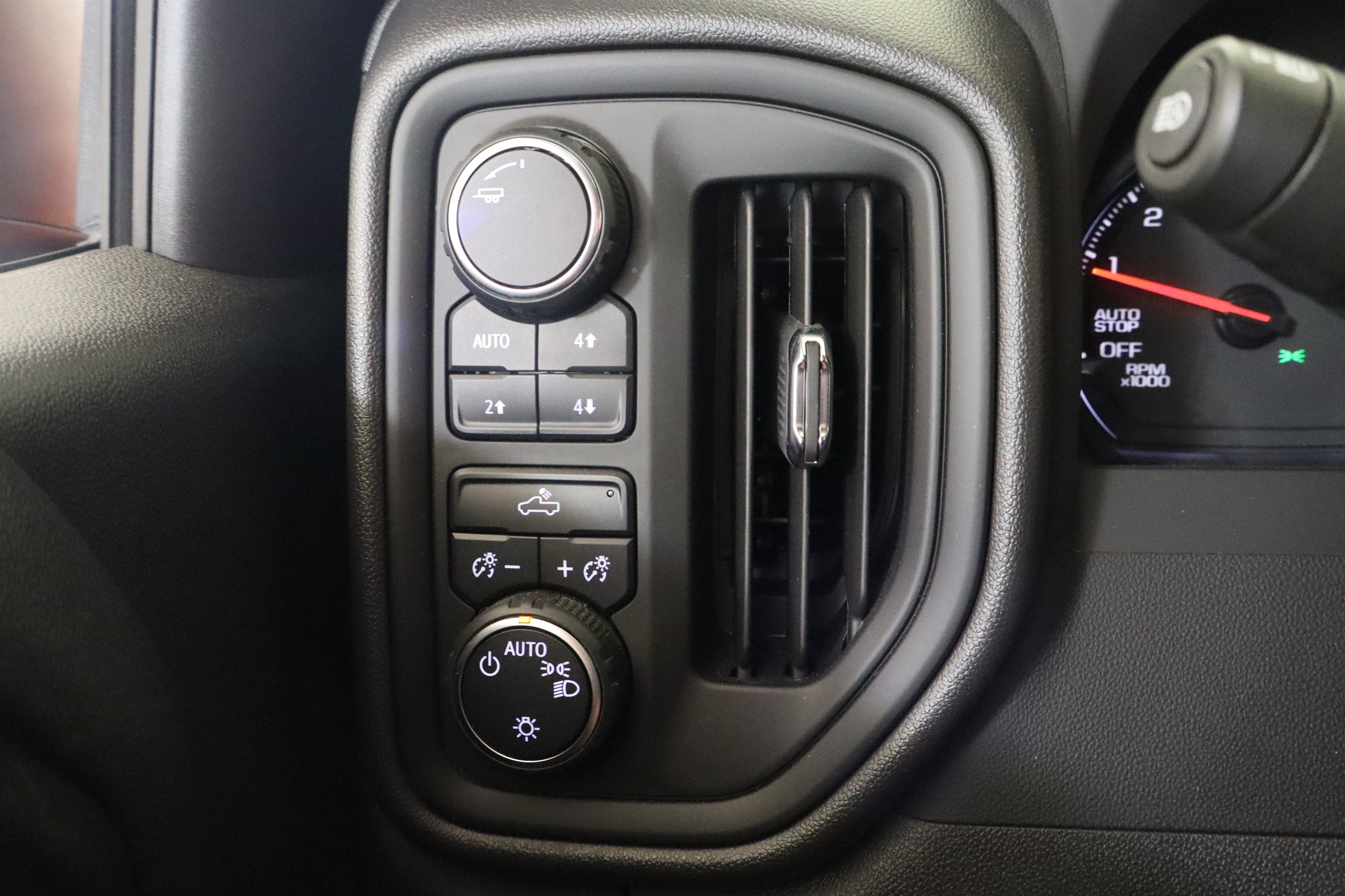 2025 Chevrolet Silverado 1500 Custom Trail Boss Crew Cab 4WD